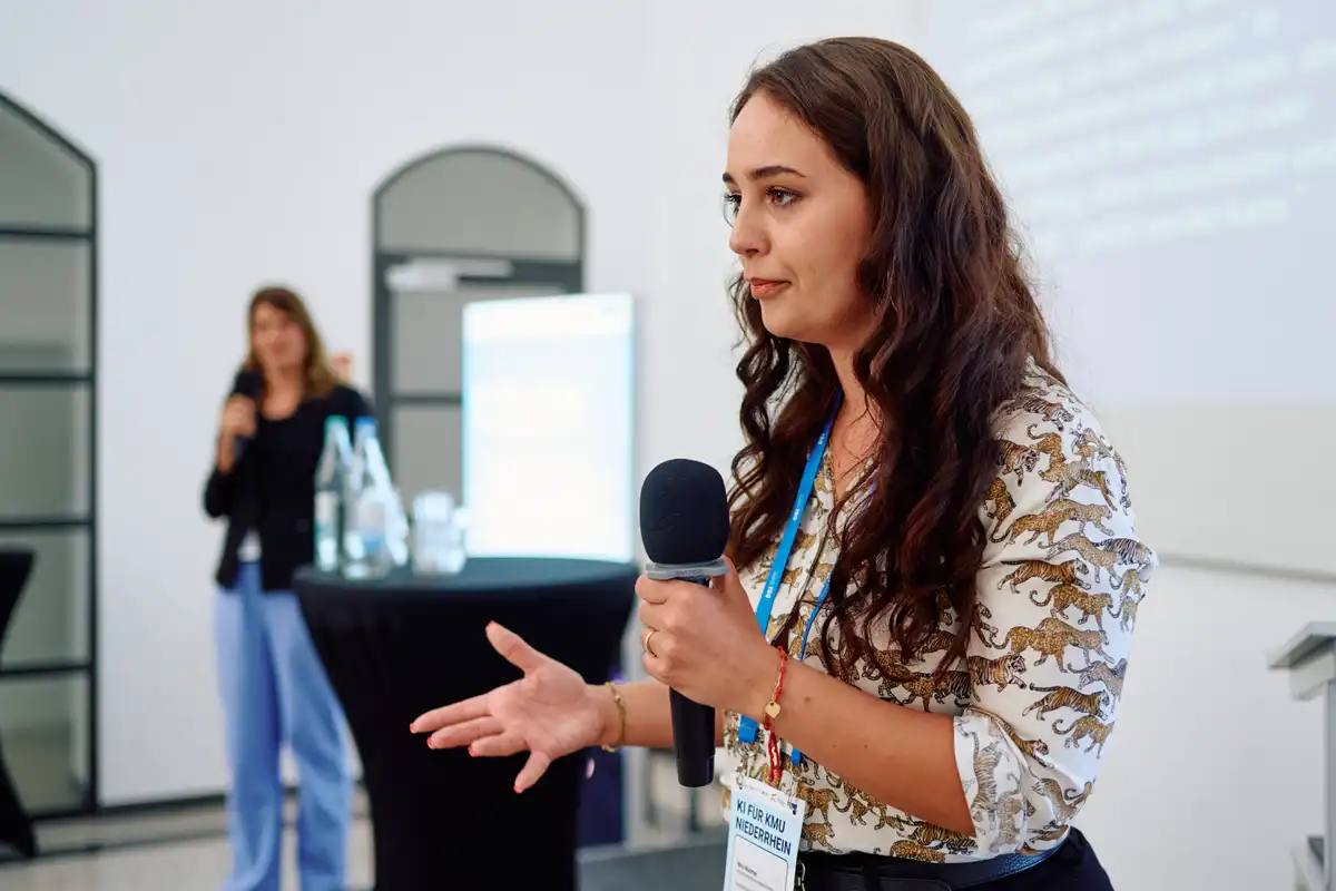 Workshop-Situation mit Nina Karolin Nüchter und einem Team